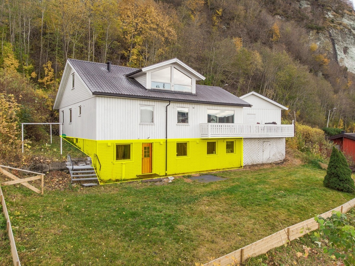 I boligens sokkeletasje er det innredet en utleieleilighet på ca. 54 kvm, som tidligere har vært utleid for kr 8 000,- pr. mnd. Galleribilde