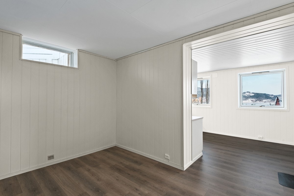 Stue/kjøkken er på ca. 21,4 kvm og har vedovn, samt god plass til spisebord. Galleribilde