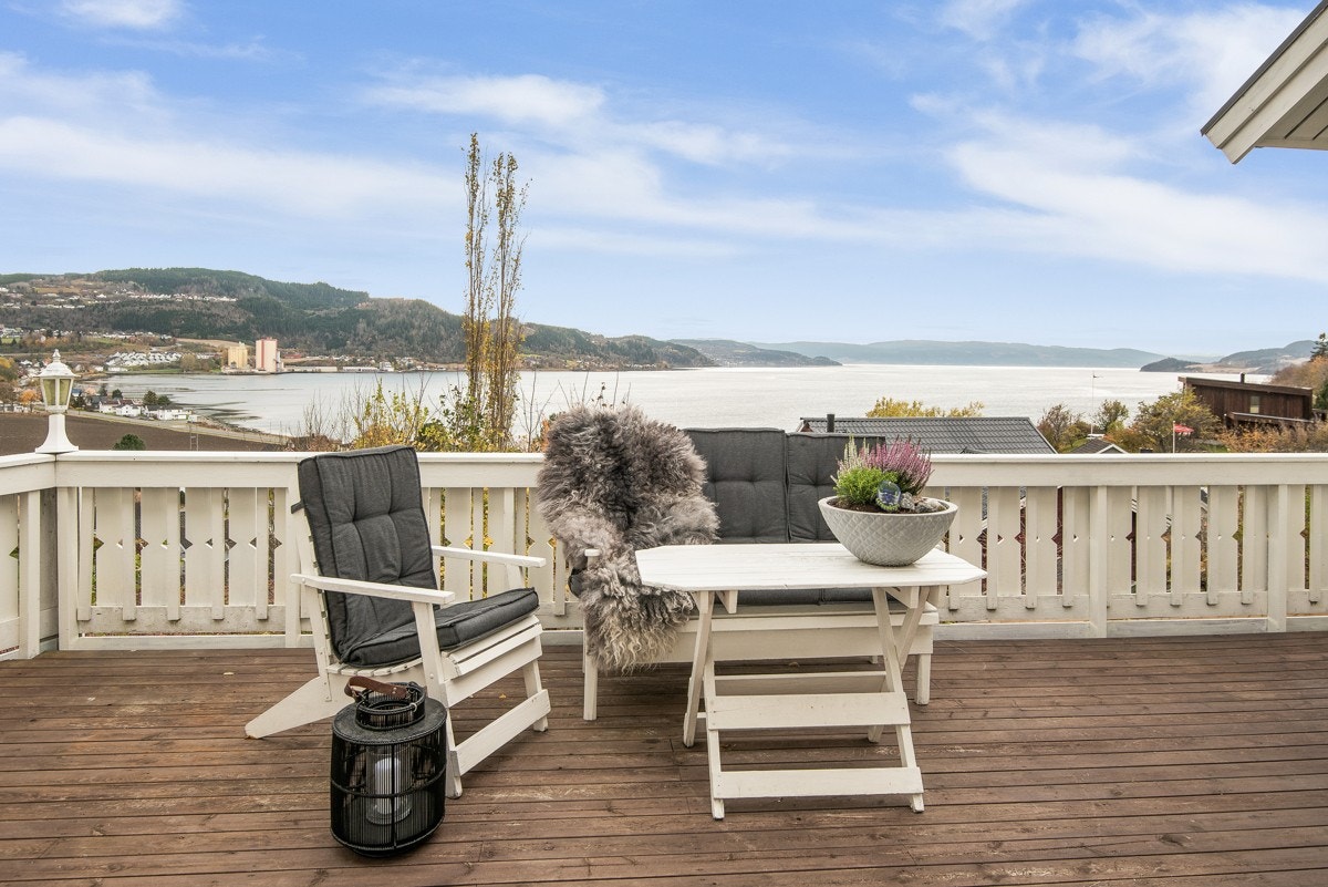 "Solnedgangene fra eiendommen er som et nydelig maleri" - sitat dagens eier. Galleribilde