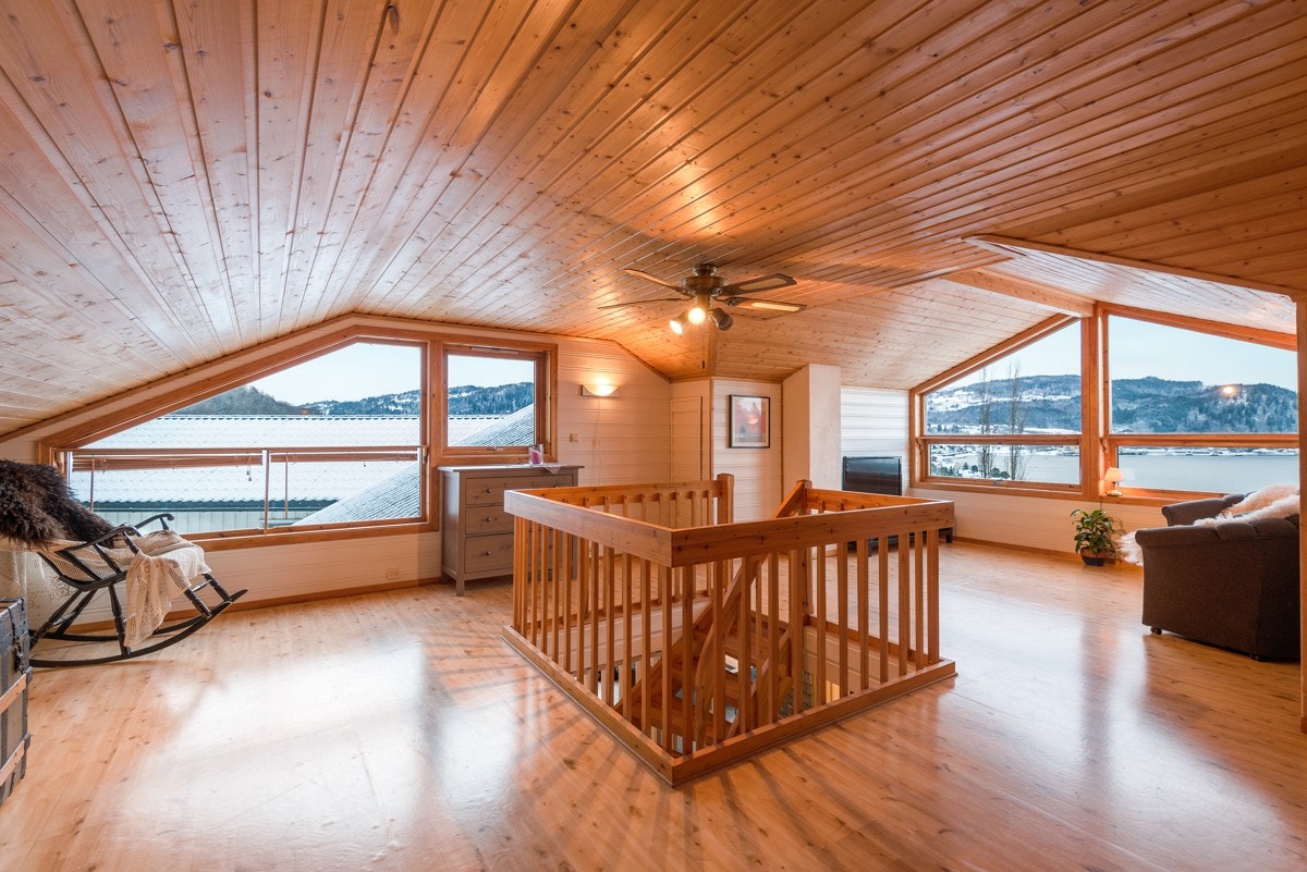 Loftstuen er luftig, og med ca. 36,5 kvm, er det god plass til ulike sittegrupper. Galleribilde