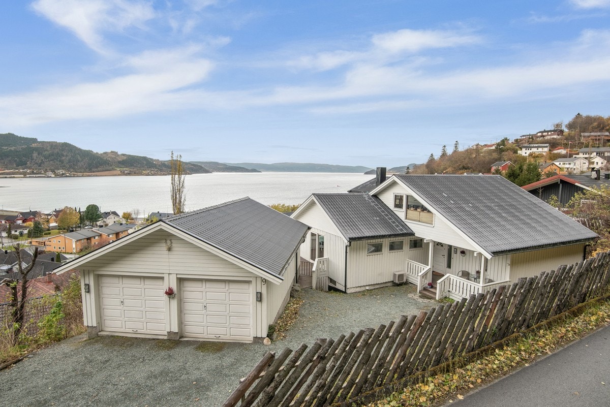 Det er dobbelgarasje og gode parkeringsforhold på gårdsplassen. I dobbelgarasjen er det montert EL-billader. Galleribilde