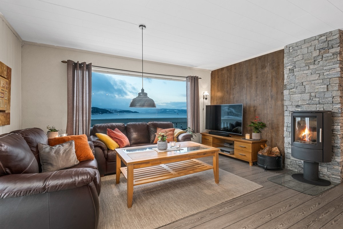 Stuen har peisovn i sofasonen, ellers varmes huset opp med varmepumpe. Galleribilde