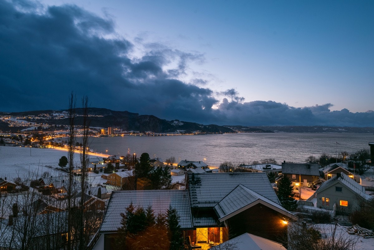 Gangavstand til bussholdeplass med mange avganger daglig til Trondheim og Orkanger. Galleribilde