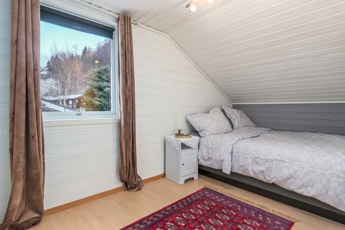 Det er ett soverom på loftsplan på ca. 6,9 kvm, med tilliggende toalettrom. Galleribilde