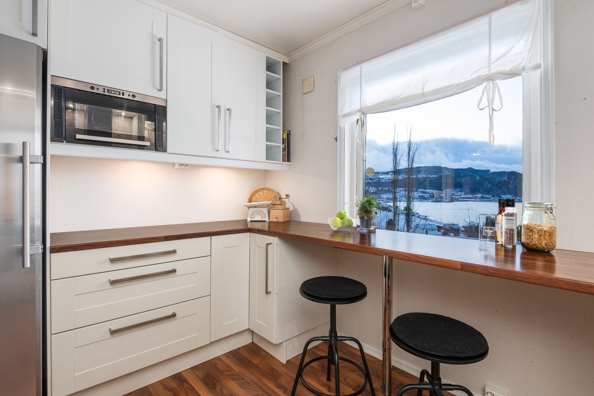 Barløsningen er velplassert i flukt med vinduet og det er sitteplass til to. Galleribilde