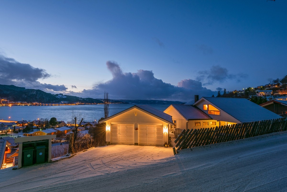 Velkommen til Brekkavegen 9 - en velholdt, romslig enebolig i fine naturomgivelser. Galleribilde