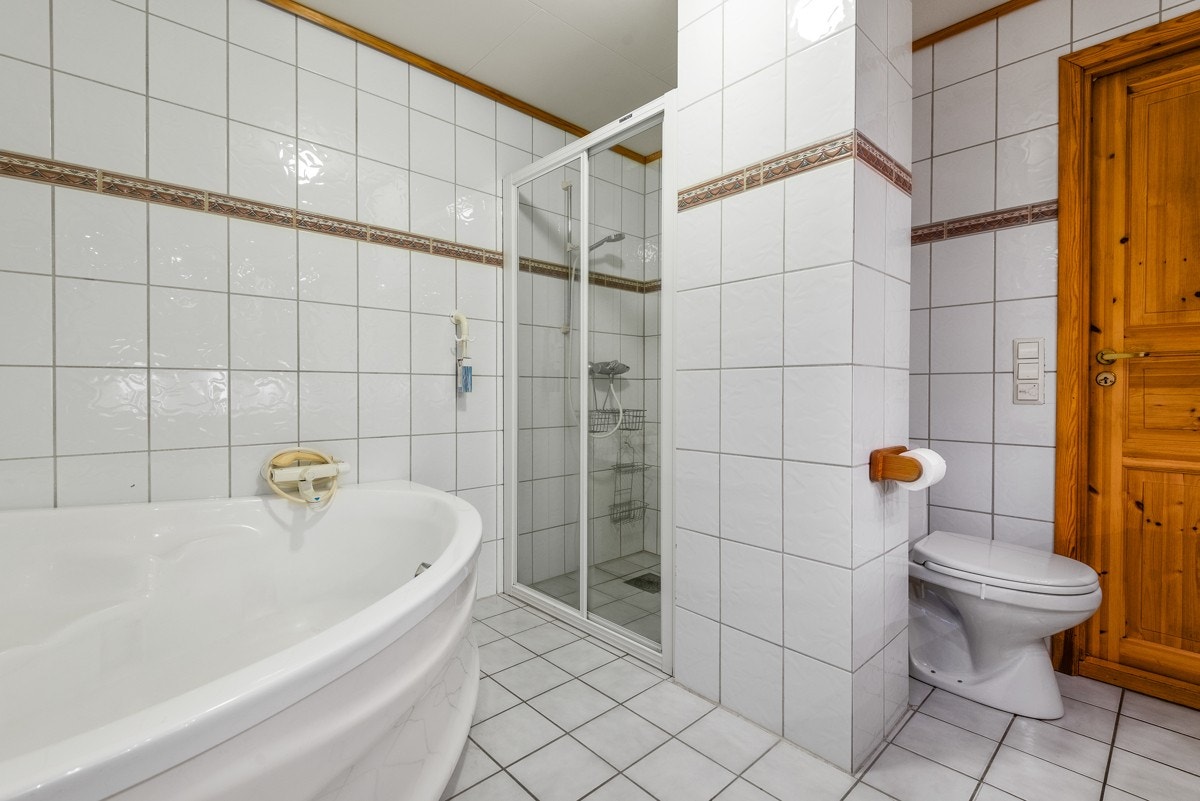 Badet har både dusjnisje og et hjørnebadekar. Galleribilde