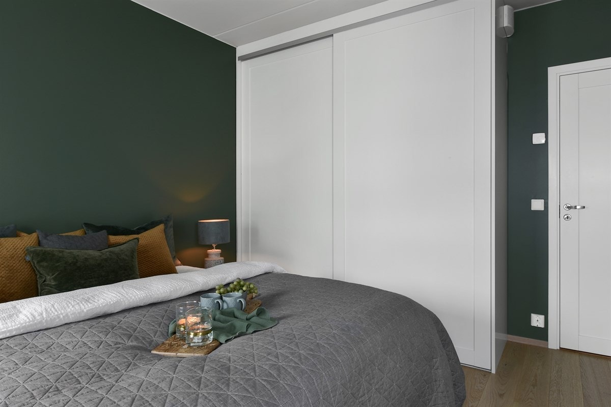 Det er skyvedørsgarderobe på begge soverommene med henholdsvis hvite fronter og speilfront. Galleribilde