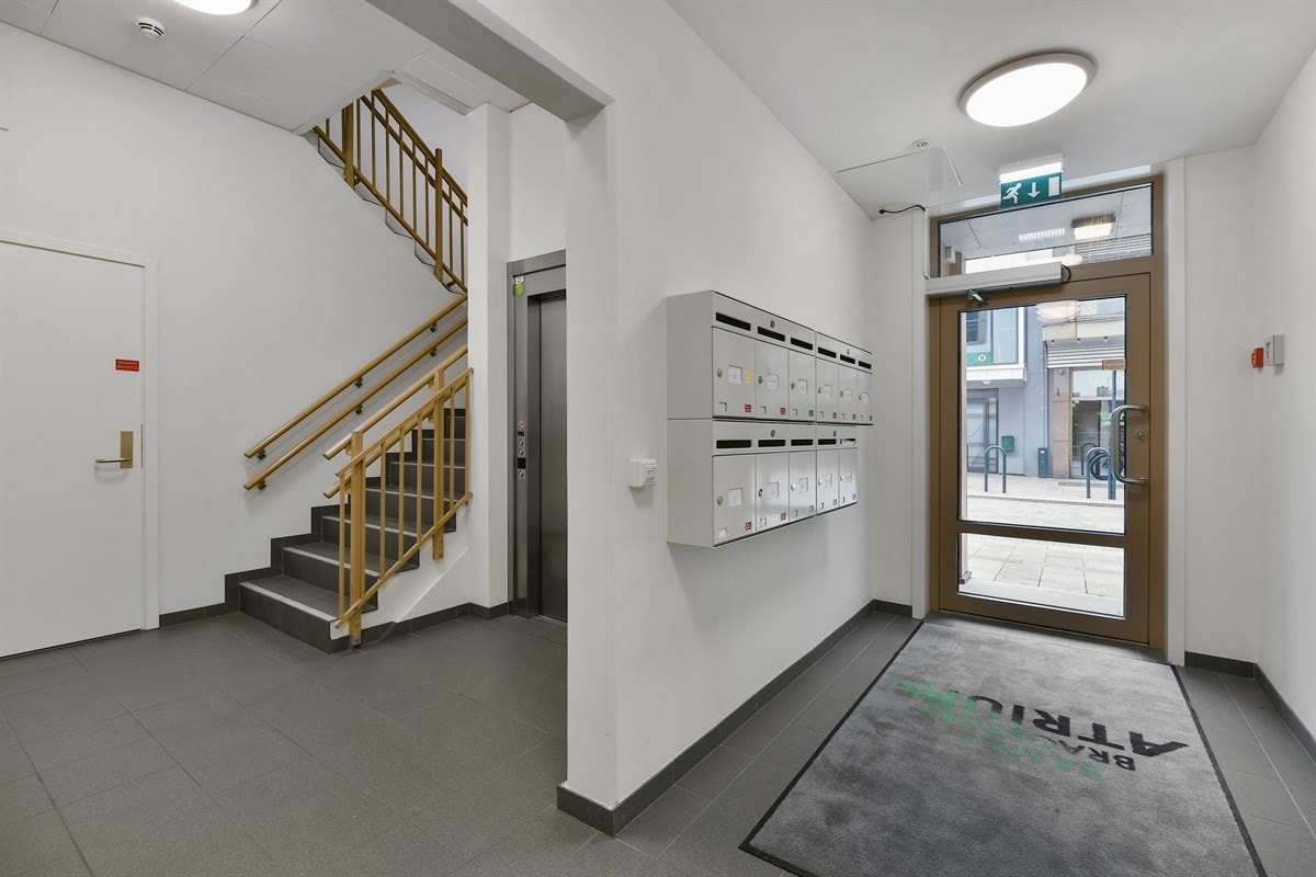 Det er heis og trapper opp til leiligheten som ligger i femte etasje. Galleribilde