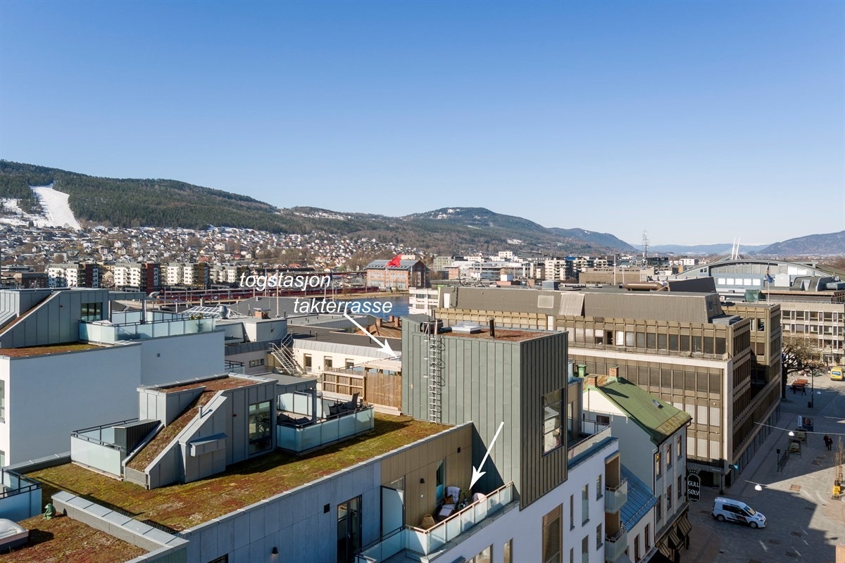 I området ligger Magasinet kjøpesenter, torget og den vakre elvepromenaden med både utendørs servering, grønne lunger og badestrender. Galleribilde
