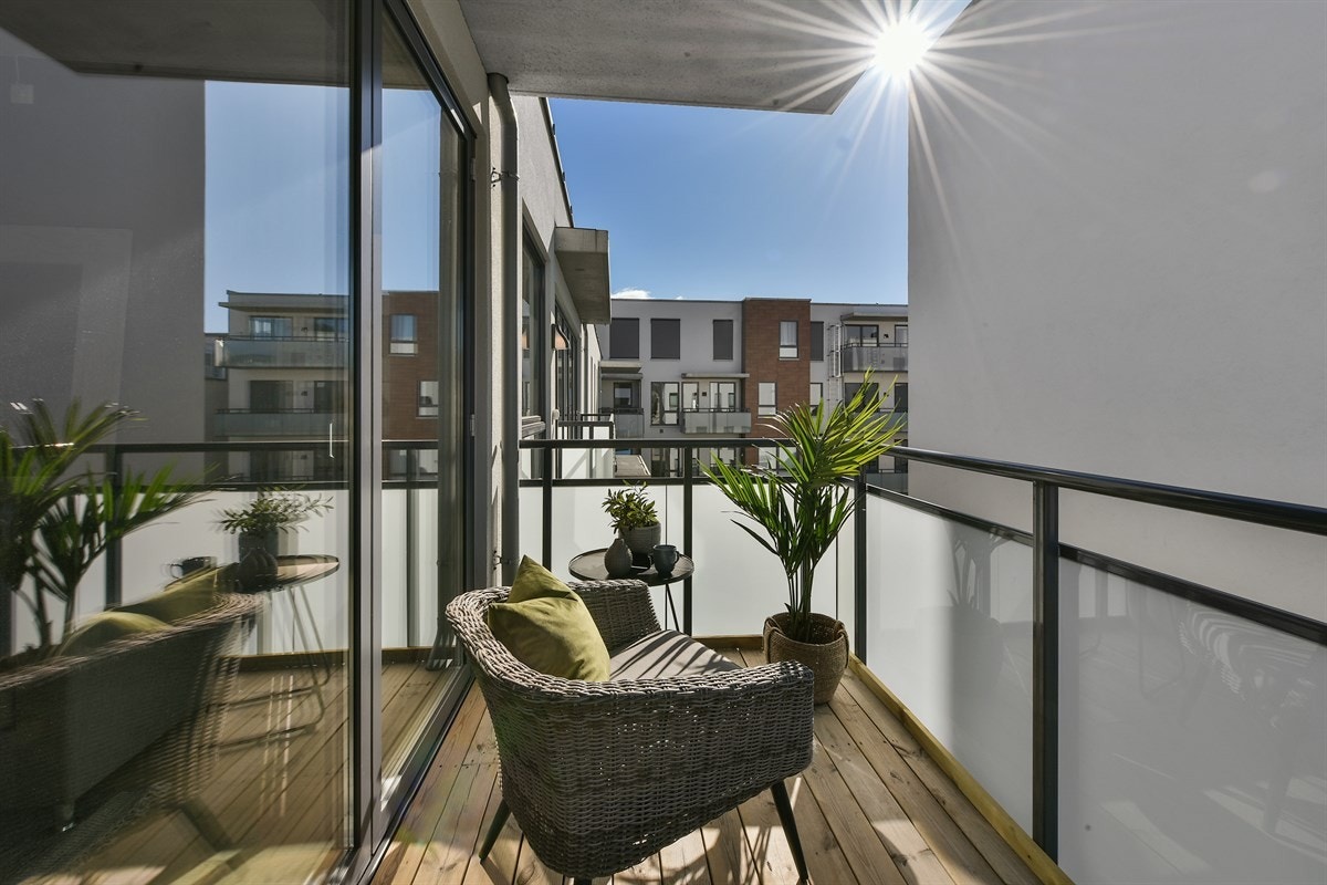 Begge uteplassene har lunt tregulv og rekkverk med frostet glass. Galleribilde