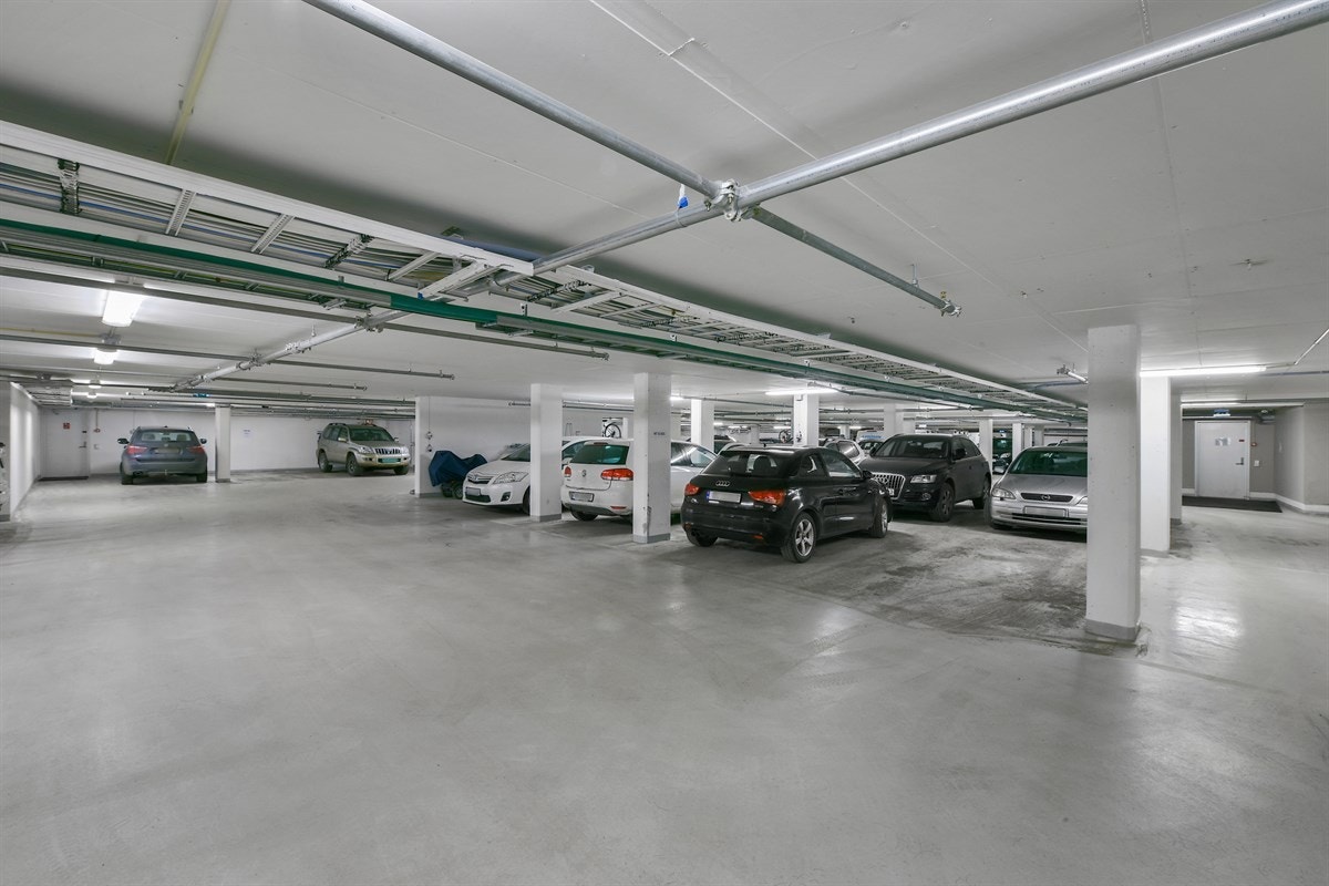 1 garasjeplass medfølger og kostnaden for denne er inkludert i fellesutgiftene. Det er parkeringsplass nr. 55 med uttak til el-bil i felles garasjeanlegg i bygget. Galleribilde