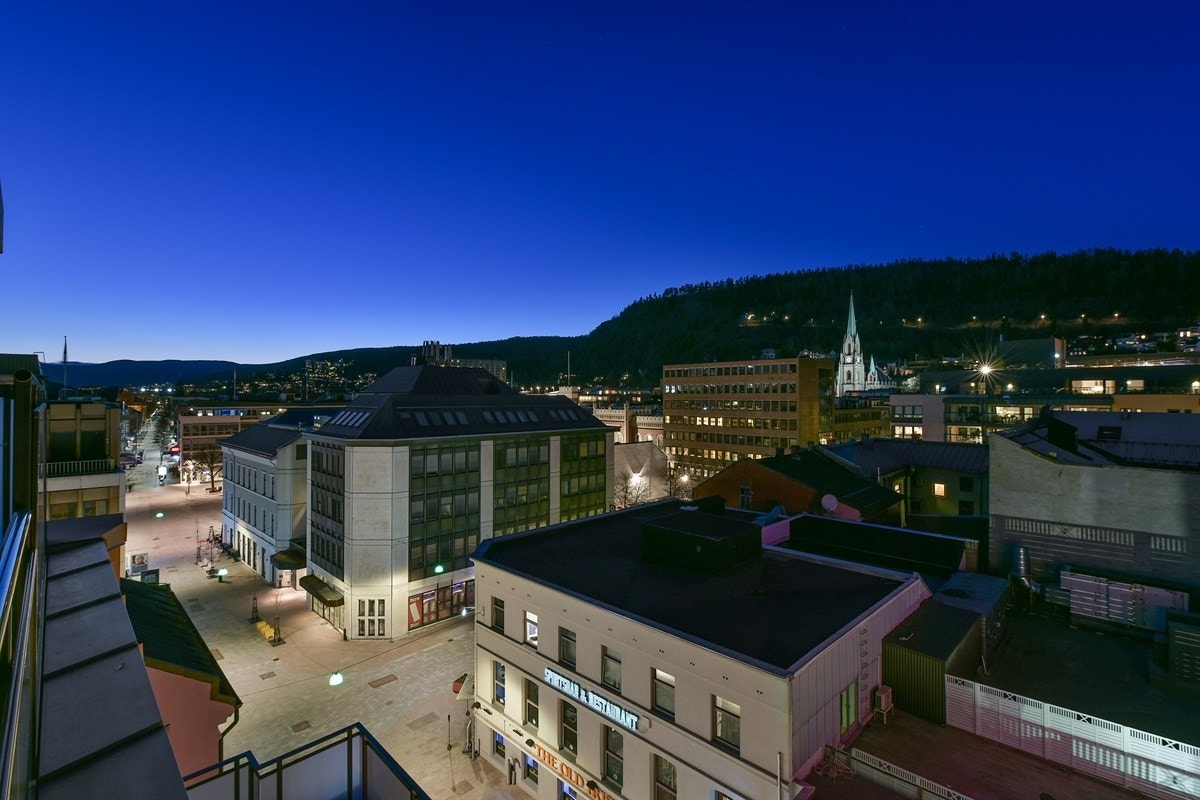 Balkongen på kjøkkensiden ligger vendt mot Bragernesåsen og har morgensol i sommerhalvåret. Galleribilde