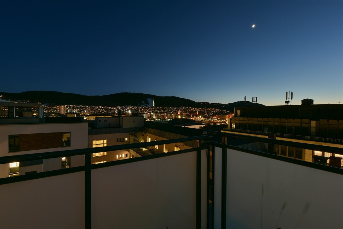 Fantastisk utsikt over byen fra balkongen. Galleribilde