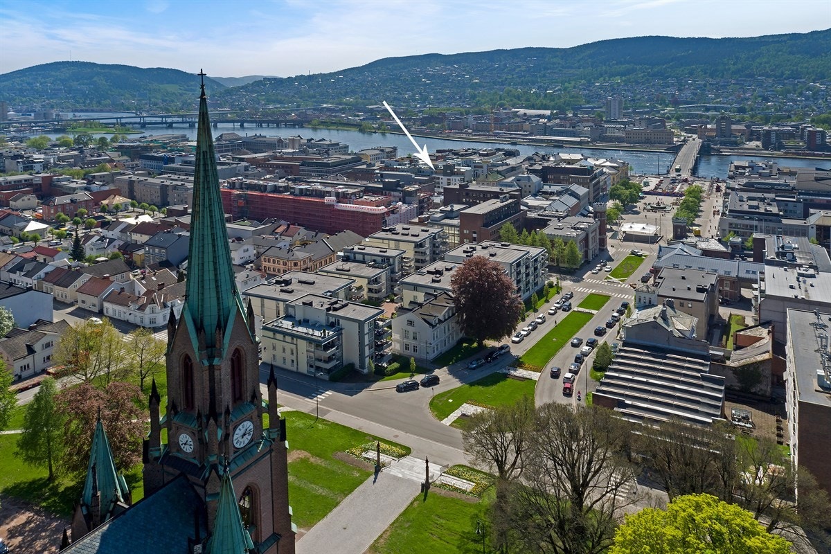 Meget sentralt beliggende med umiddelbar nærhet til Bragernes Torg og togstasjon. Galleribilde