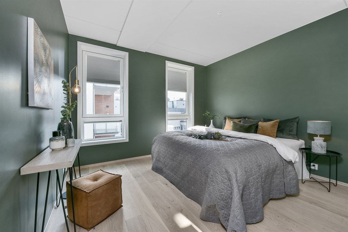 Leiligheten har to soverom som vender inn mot atrium og har vinduer med innvendige persienner fra Markisemannen. Galleribilde