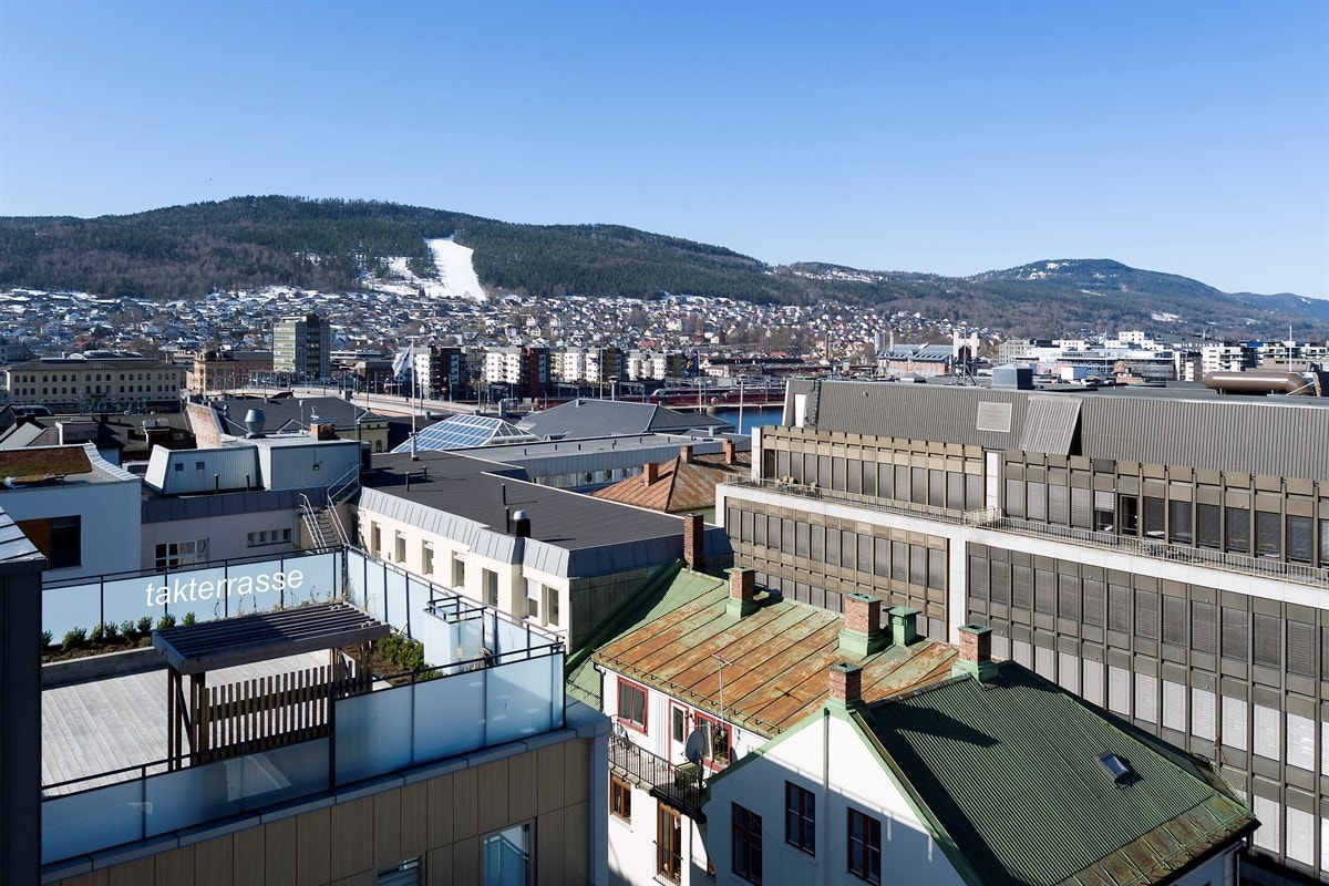 Eiendommen har en særdeles sentral beliggenhet på Bragernes, med byens pulserende sentrum og uteliv rett utenfor døren. Galleribilde