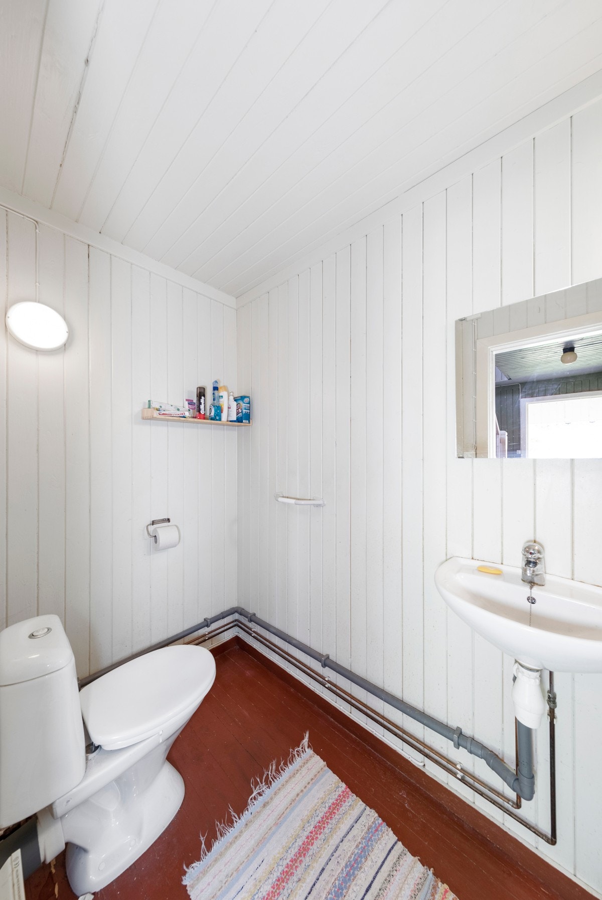 Toalettrom med wc og servant. Galleribilde