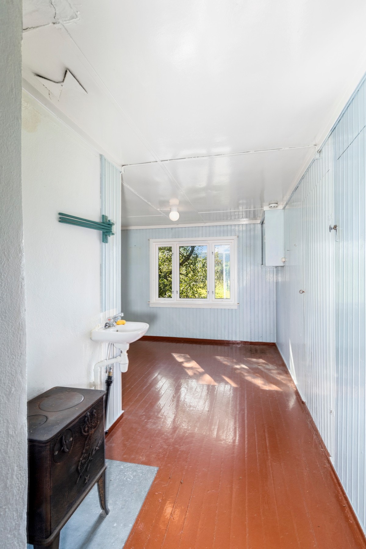 Soverom med vedovn. Galleribilde