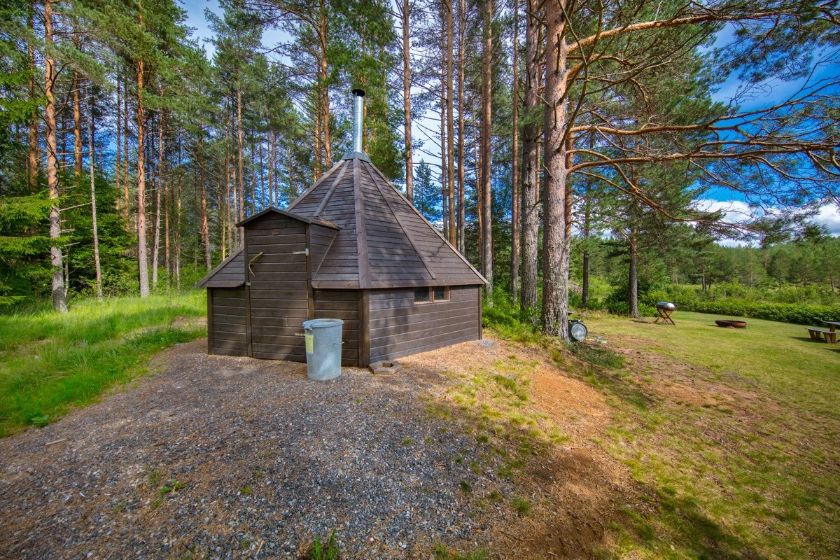 Her er det barnevennlig sandstrand, og et hus med toalett og omkledningsrom. Galleribilde