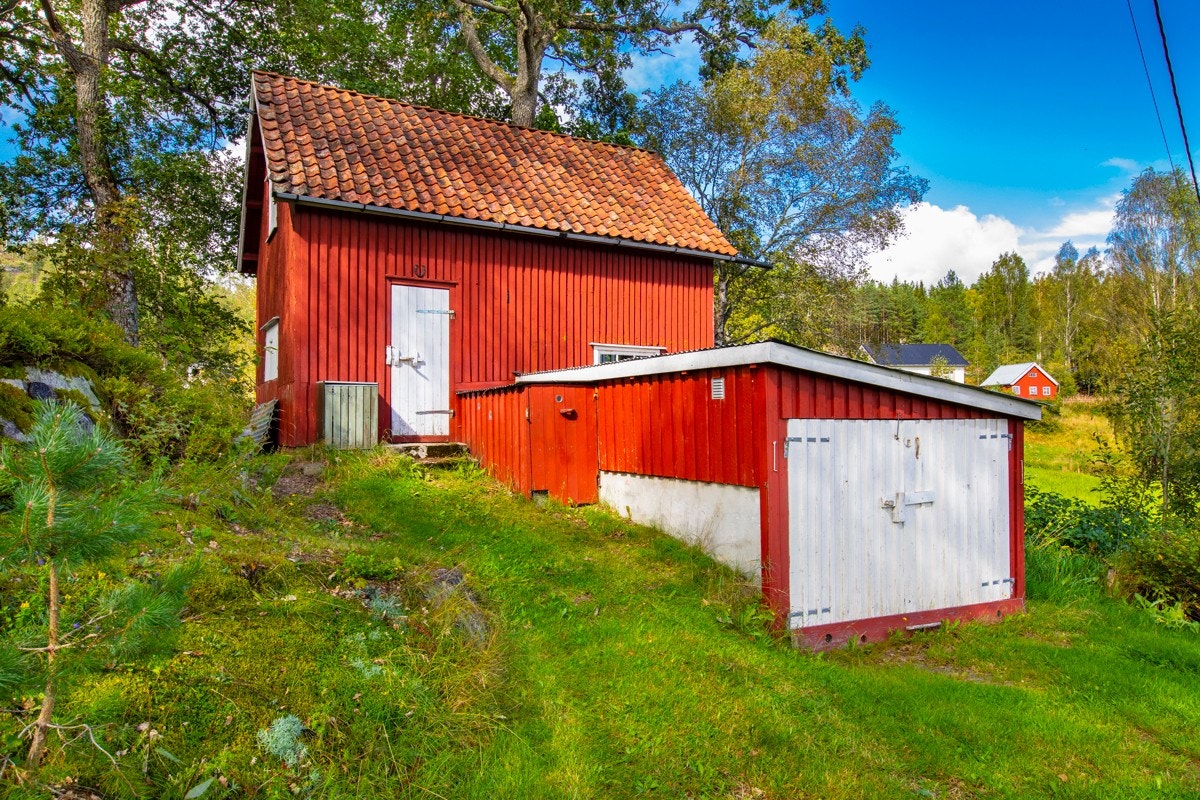 Uthus og garasje med enkel standard. Galleribilde