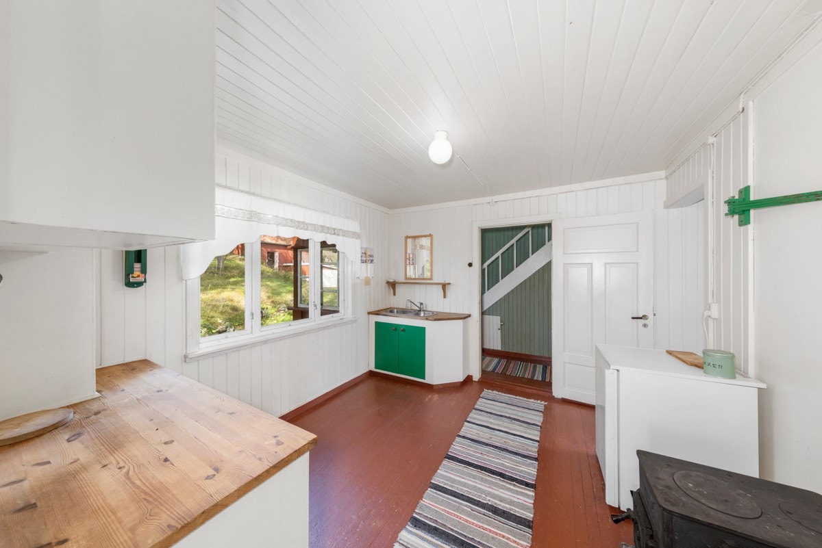 Kjøkken med eldre innredning med malte fronter. Galleribilde