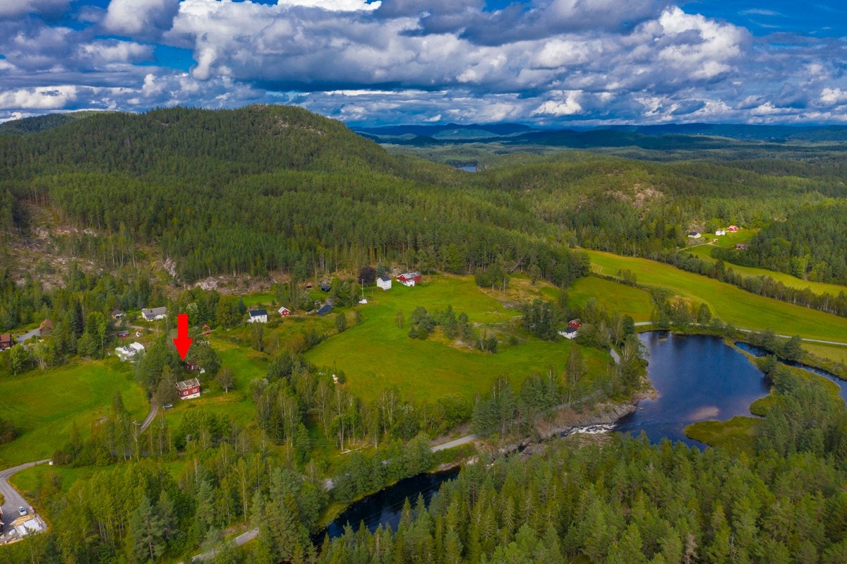 Eiendommen ligger skjermet og tett på naturen i idylliske Hauglandsgrenda. Galleribilde