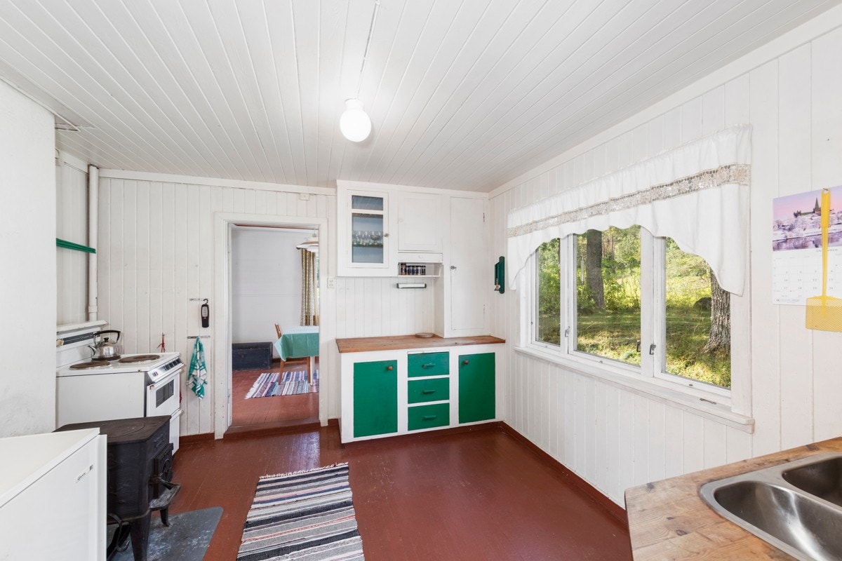 Kjøkkenet inneholder vedovn. Galleribilde