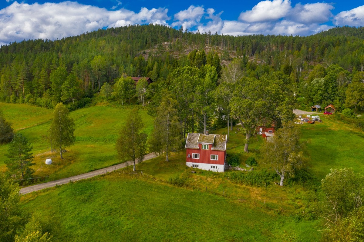 Eiendommen består av enebolig fra 1947, uthus og garasje fra ca. 1950. Galleribilde