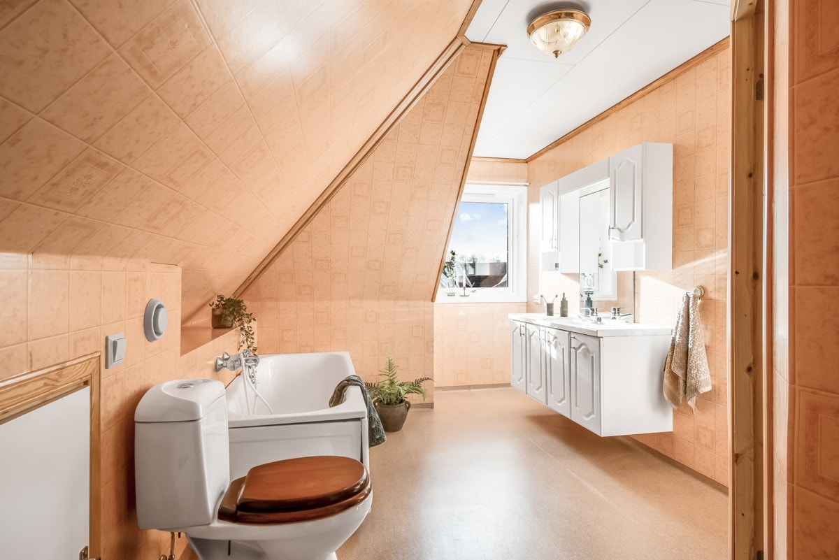 Badet er innredet med både badekar og uttak til dusj. Galleribilde