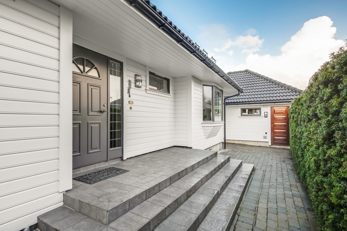 Meget flott opparbeidede uteområder. Kodelås på sidedør i garasjen. Galleribilde