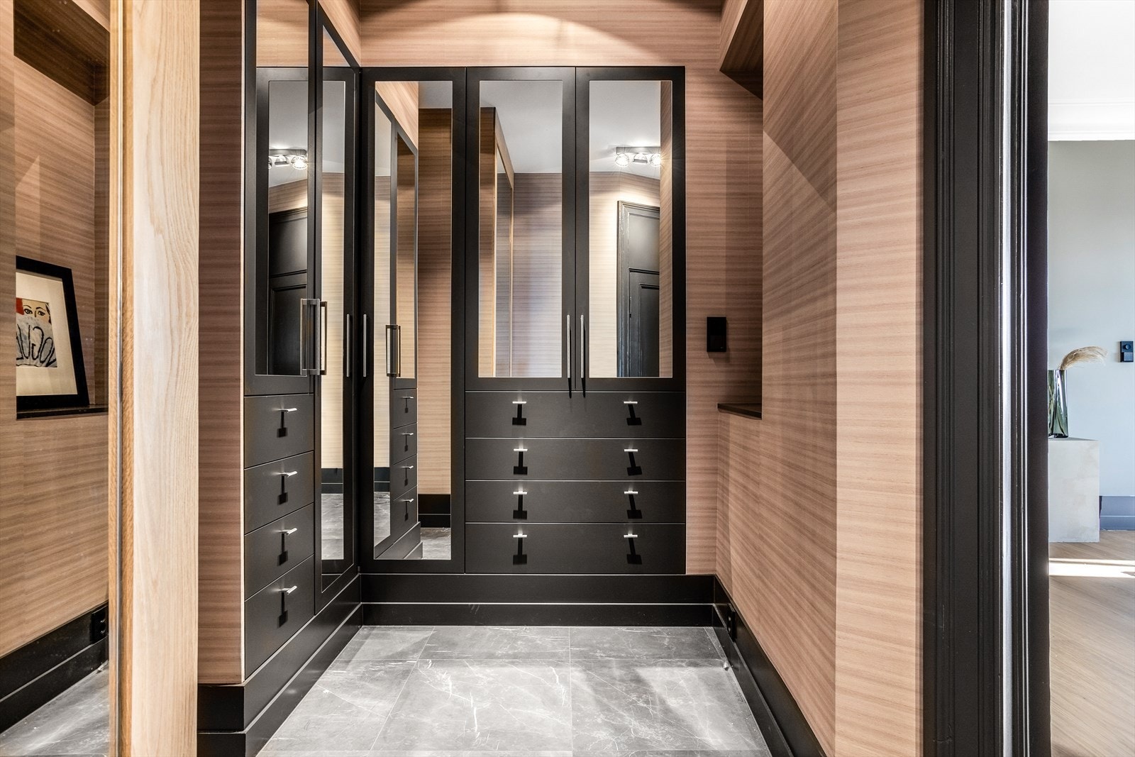 Fra entré / hall har du adkomst til gjeste wc, eget vaskerom og spisestuen - Varme i gulv Galleribilde