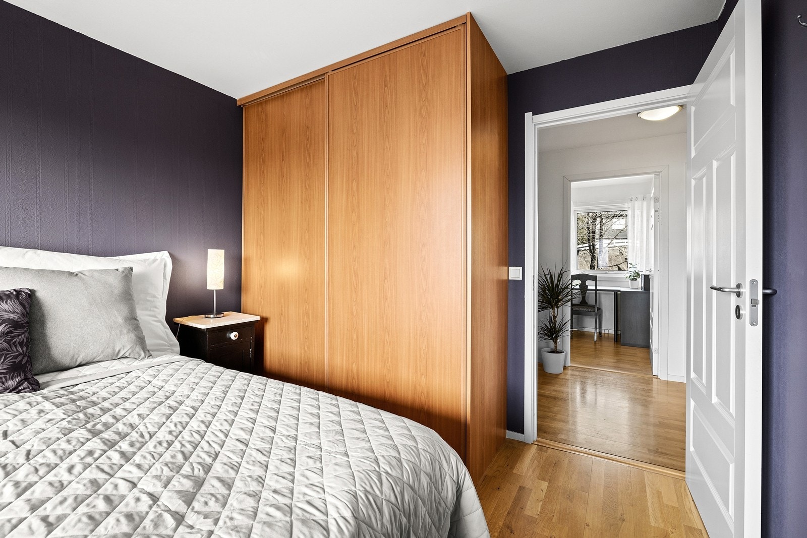 Hovedsoverom med romslig skyvedørsgarderobe Galleribilde