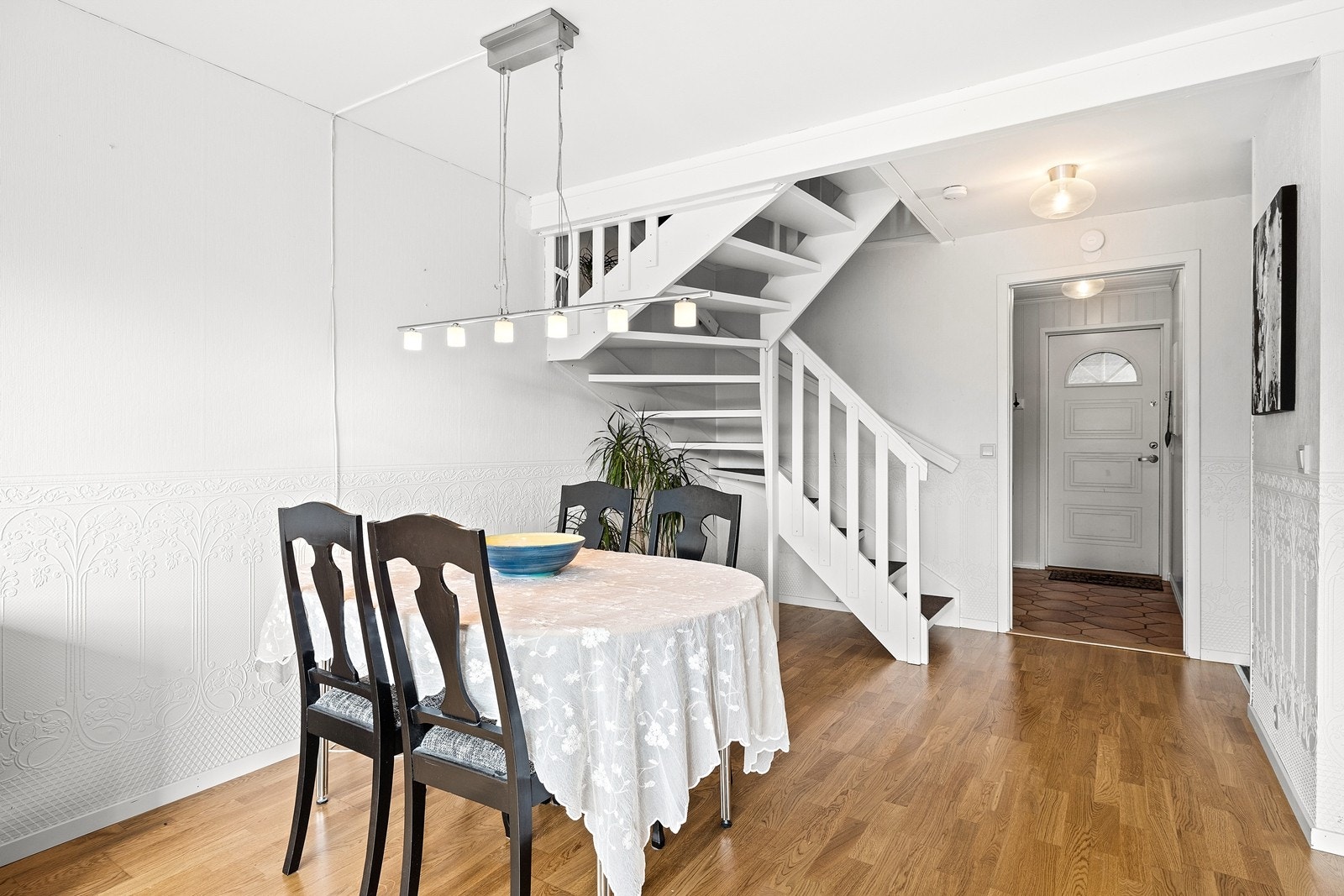 Stuen har god plass både til sofagruppe og spisebord, samt til å dekke langbord ved større begivenheter Galleribilde