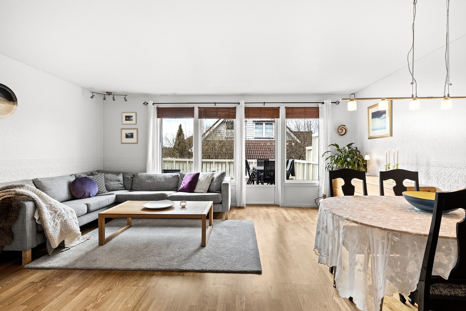 Stuen har god plass både til sofagruppe og spisebord, samt til å dekke langbord ved større begivenheter Galleribilde