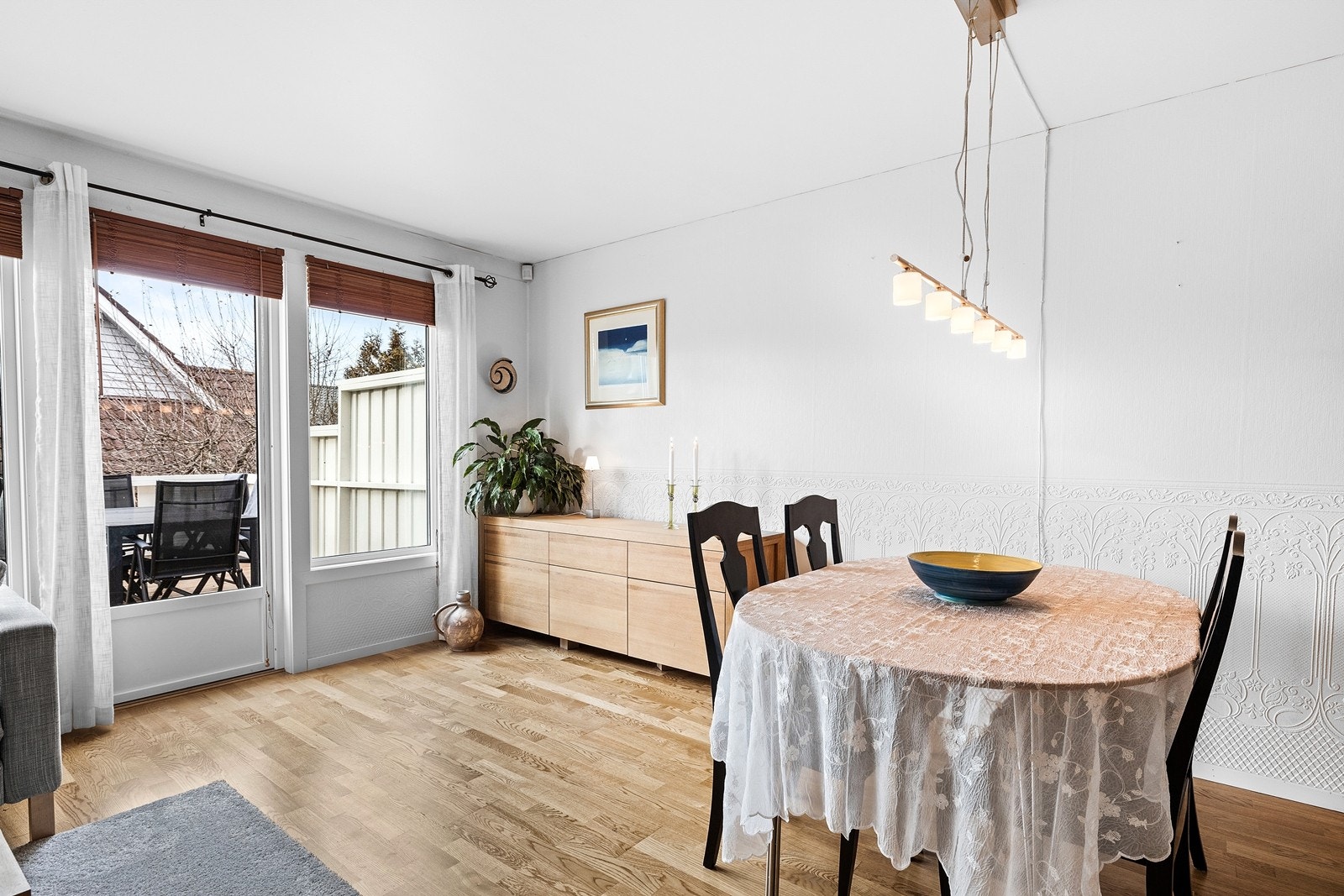 Kombinert stue/spisestue med store vindusflater gir boligen mye naturlig lys. Utgang til stor vestvendt terrasse på ca. 35 kvm Galleribilde