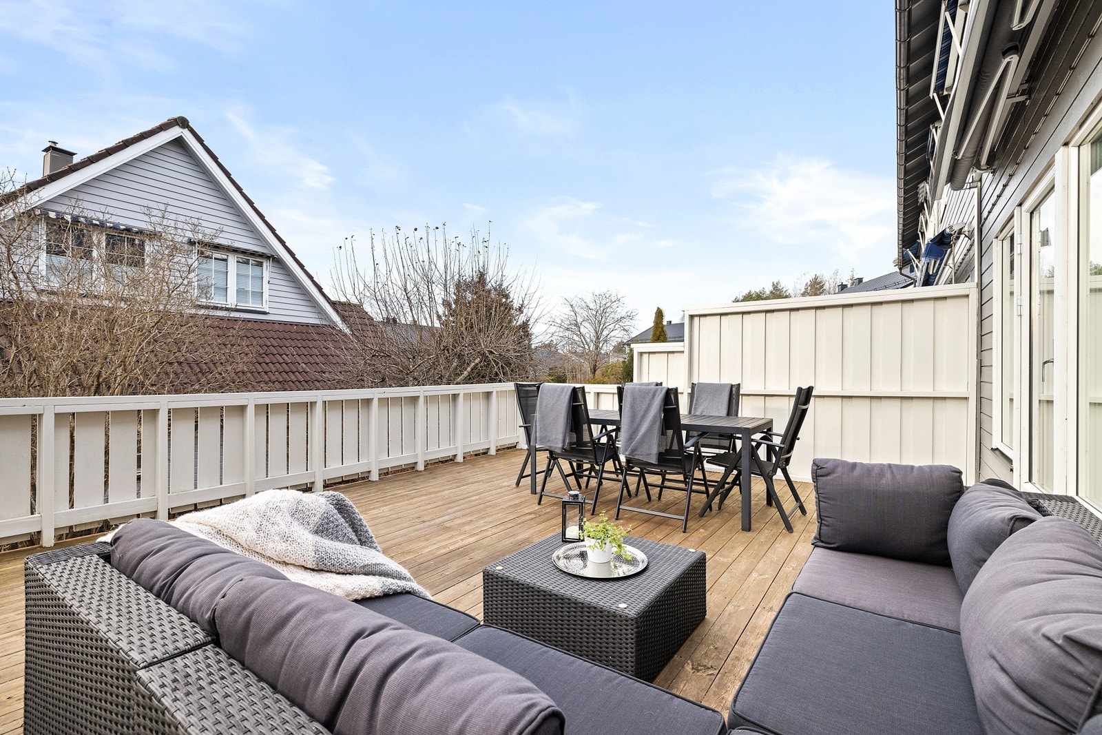 God plass til å etablere flere sittegrupper, utekjøkken, lounge og grill. En flott uteplass å samle venner og familie på sommerdager. Alt som trengs for å nyte sommerhalvåret Galleribilde