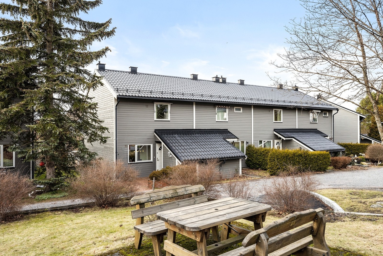 Solrikt og praktisk enderekkehus med stor terrasseplatting og flott intern beliggenhet på Rugdeberget Galleribilde