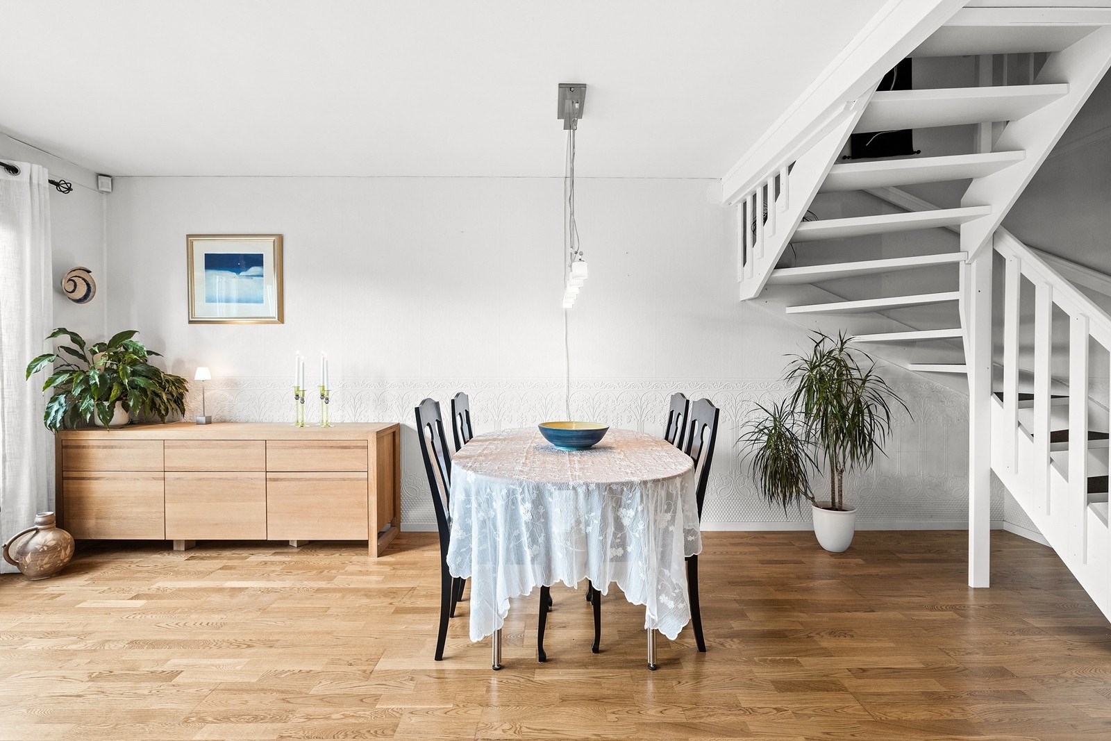 Stuen har god plass både til sofagruppe og spisebord, samt til å dekke langbord ved større begivenheter Galleribilde