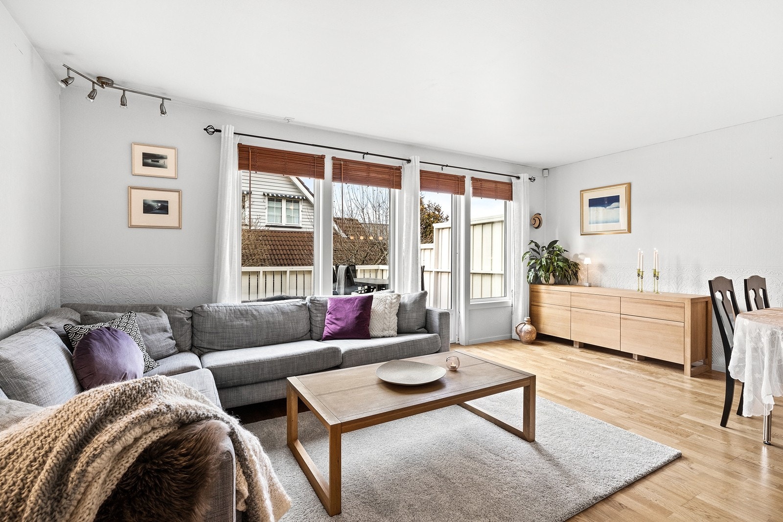 Kombinert stue/spisestue med store vindusflater gir boligen mye naturlig lys. Utgang til stor vestvendt terrasse på ca. 35 kvm Galleribilde