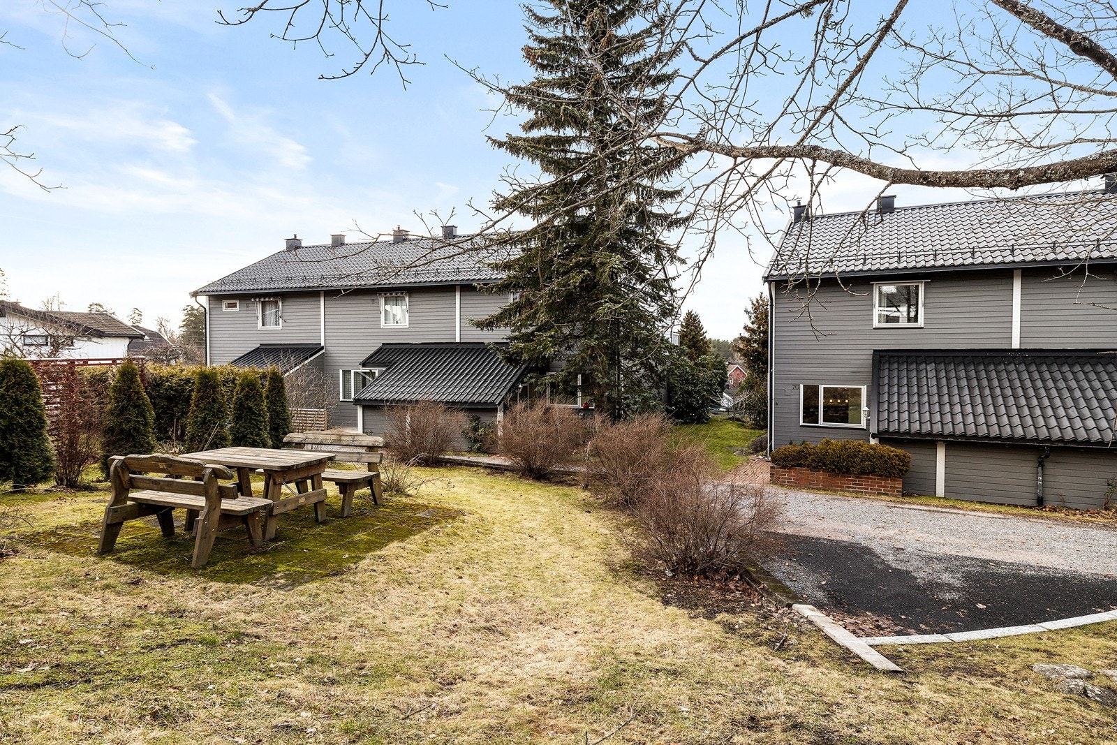 Boligen har en svært barnevennlig beliggenhet. Her kan man fritt la ungene løpe rundt, uten unødig bekymring for biler. Galleribilde