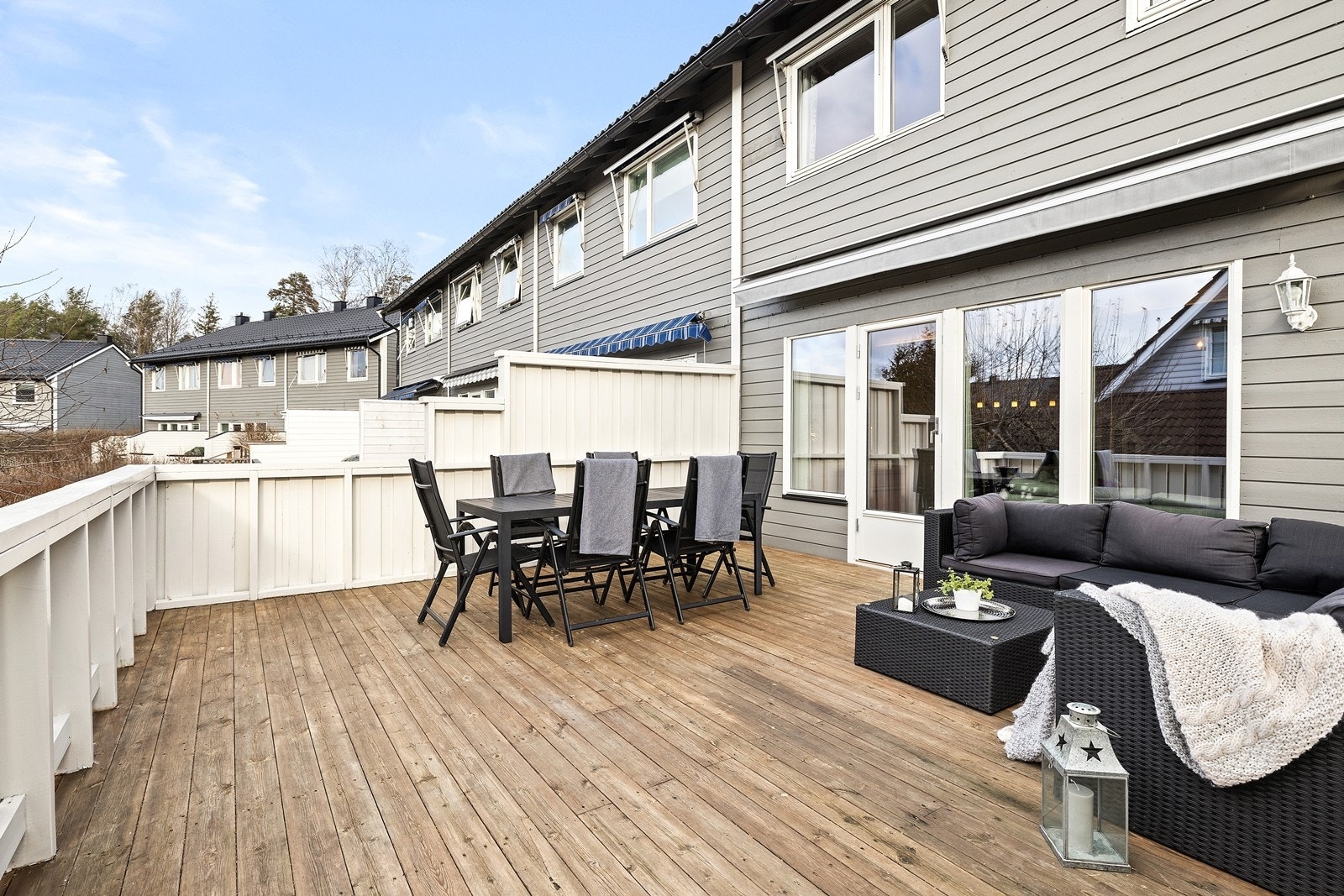 Terrasseplattingen er på hele 35 kvm. og har god plass til flere sittegrupper, lounge og grill Galleribilde