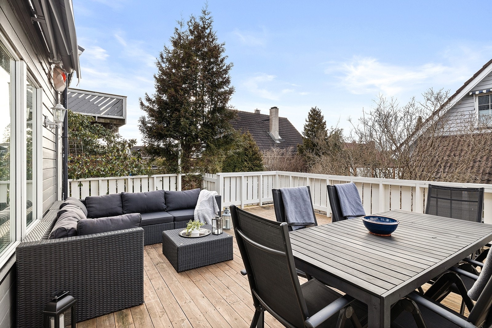 Fra stuen er det utgang til stor og solrik terrasse på 35 kvm som fungerer som en flott forlengelse av stuen sommertid. Terrassen er utstyrt med motorisert markise Galleribilde