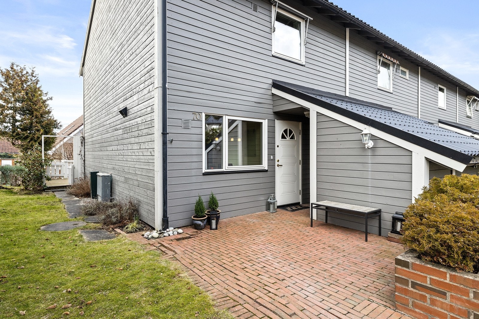 Koselig uteplass ved inngangspartiet - med utebod Galleribilde