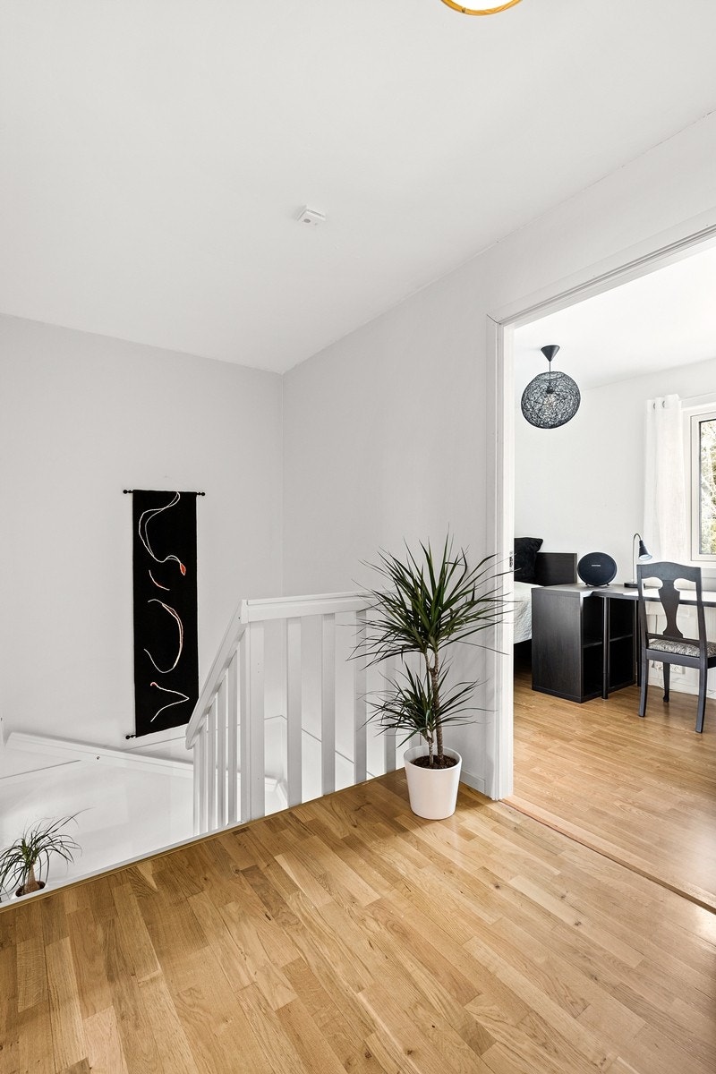 Videre opp i 2. etasje finner man tre gode soverom, bad og separat wc. Trappeadkomst til romslig lagringsloft Galleribilde