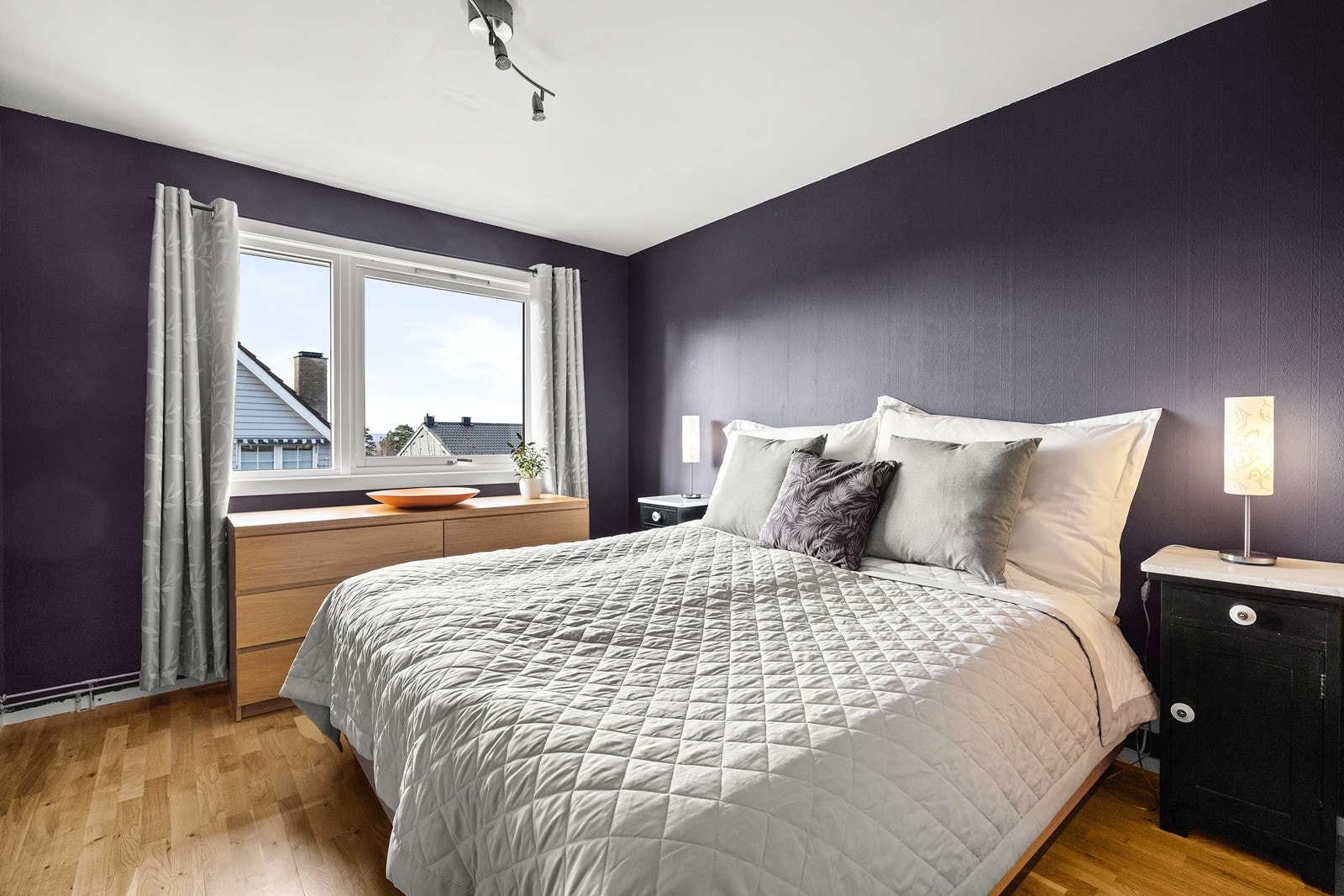 Hovedsoverom med romslig skyvedørsgarderobe Galleribilde