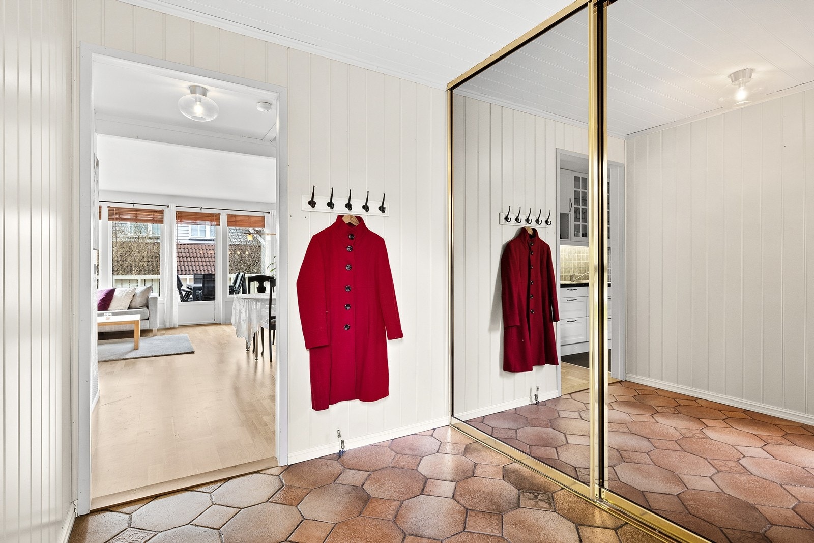 Praktisk flislagt entré med stor skyvedørsgarderobe Galleribilde