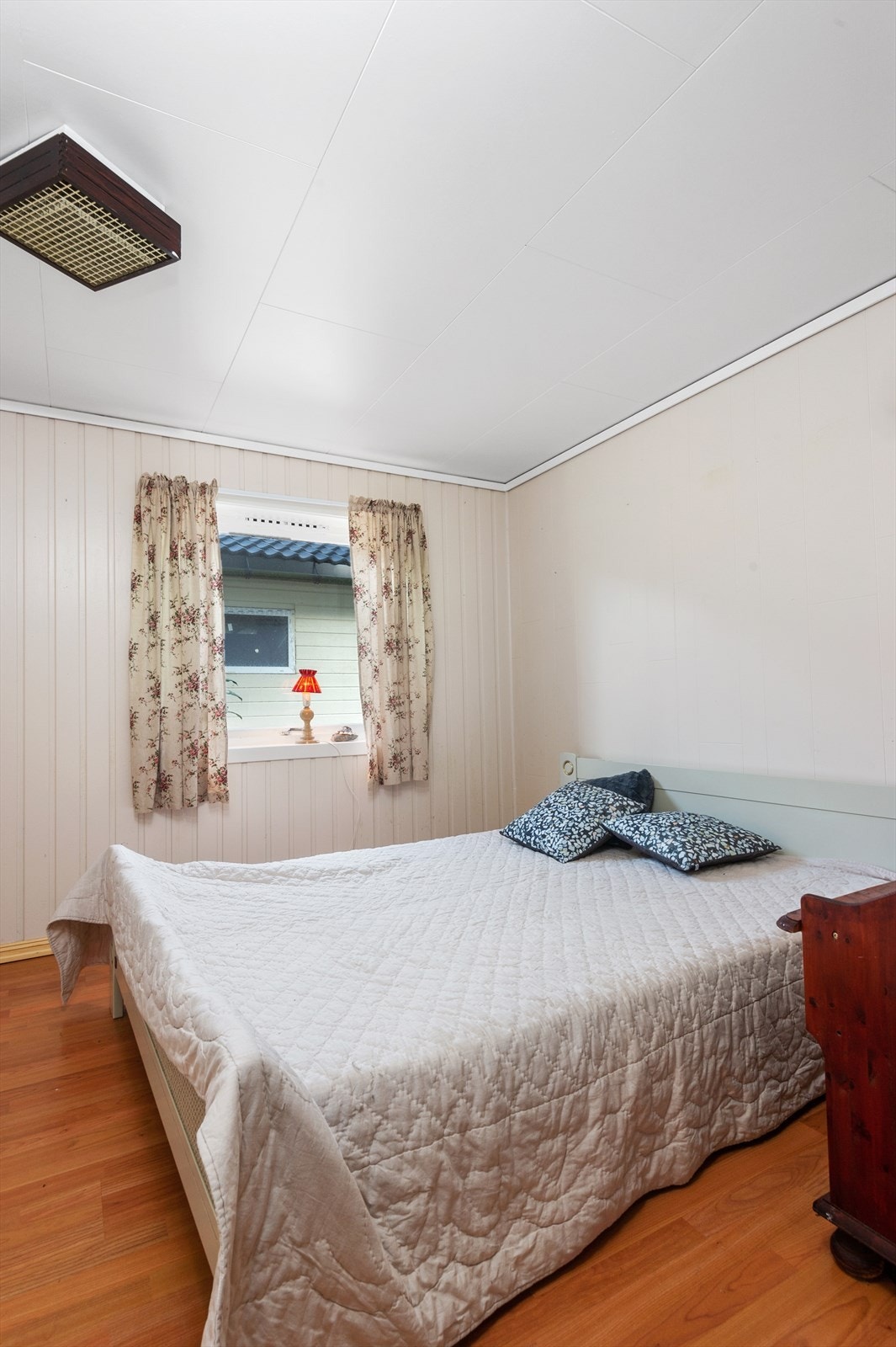 Soveromma er av god størrelse, med plass til både dobbeltseng og tilhøyrande soveromsmøblement. Galleribilde