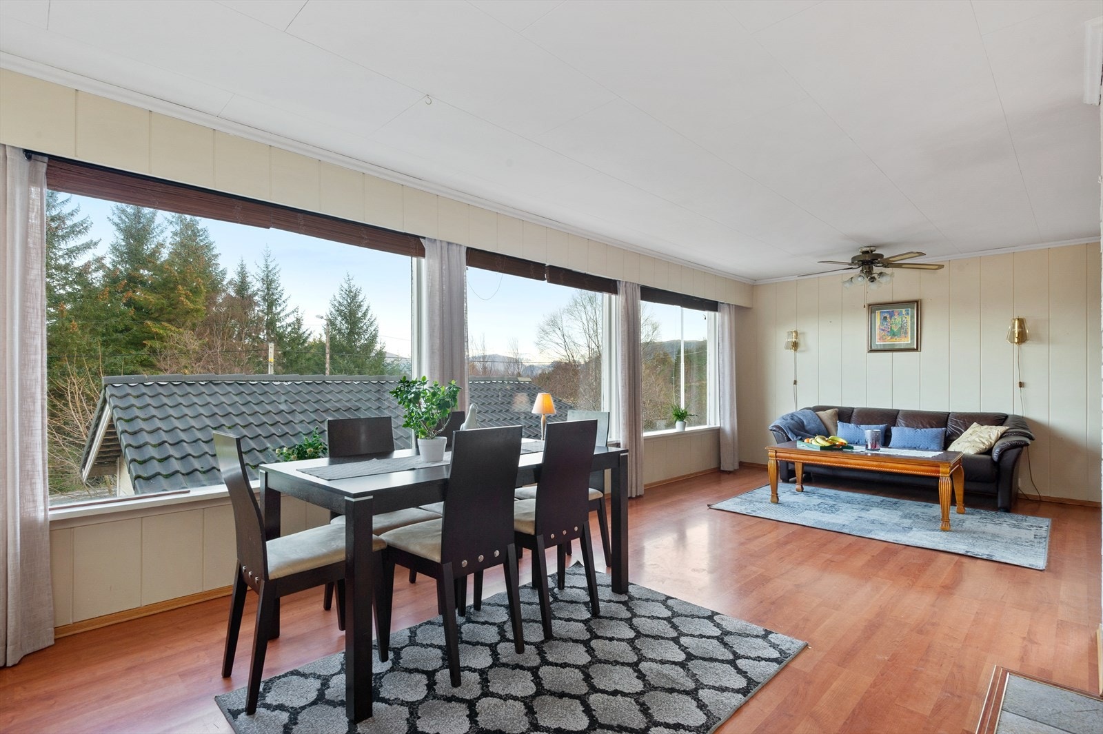 Velkomen inn! Bustaden har store, gode opphaldsrom med rom for ulike møbleringsmoglegheiter og eit godt kvardagsliv. Galleribilde