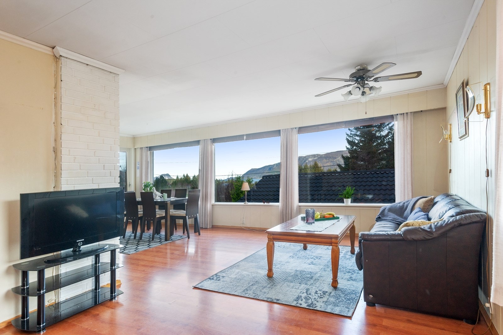 Stova kan fint delast inn i ulike sosiale soner. Dei mange store vindauga tek naturen inn og gjev eit flott lysinnslepp. Galleribilde